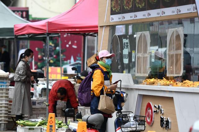 纵相新闻|今日疫情汇总：法国对首次违反宵禁者罚款135欧，特朗普集会互动扔领带