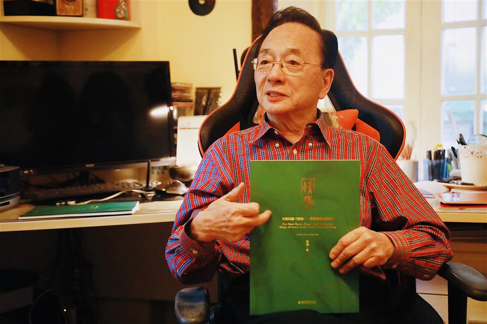 85岁作曲家陈钢:穿爱马仕橙,玩跨界,写完《梁祝》60年后写《情殇》