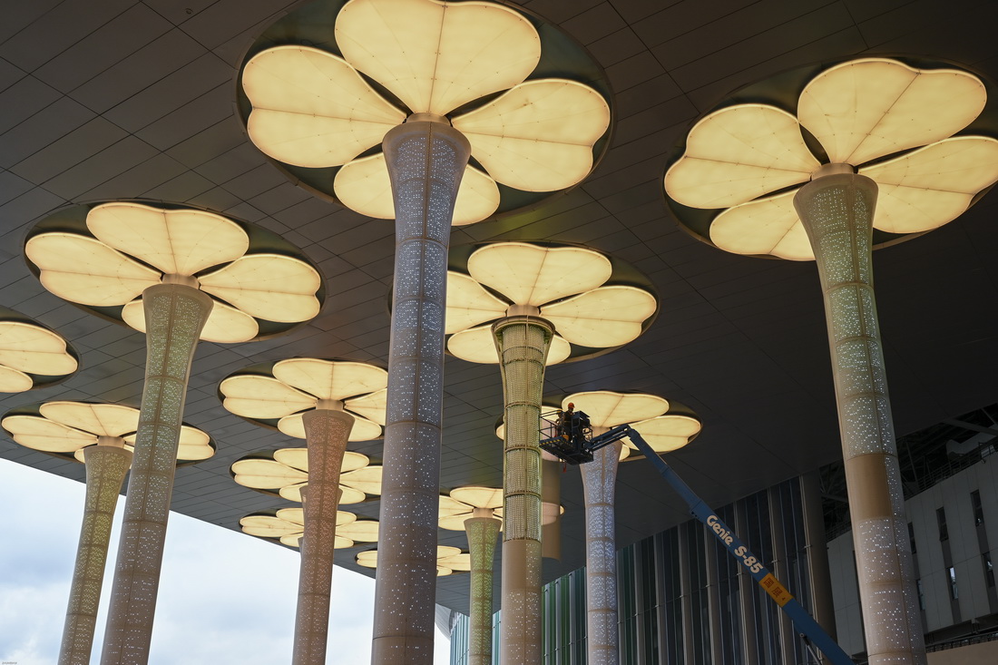 10月15日,工人正在调试进博会灯柱灯光.