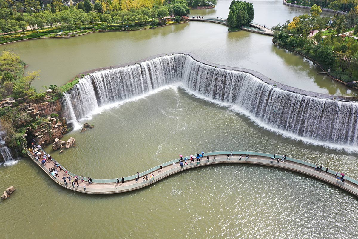 实拍亚洲最大的人工瀑布公园，位于云南昆明，雄伟壮观_凤凰网视频_凤凰网