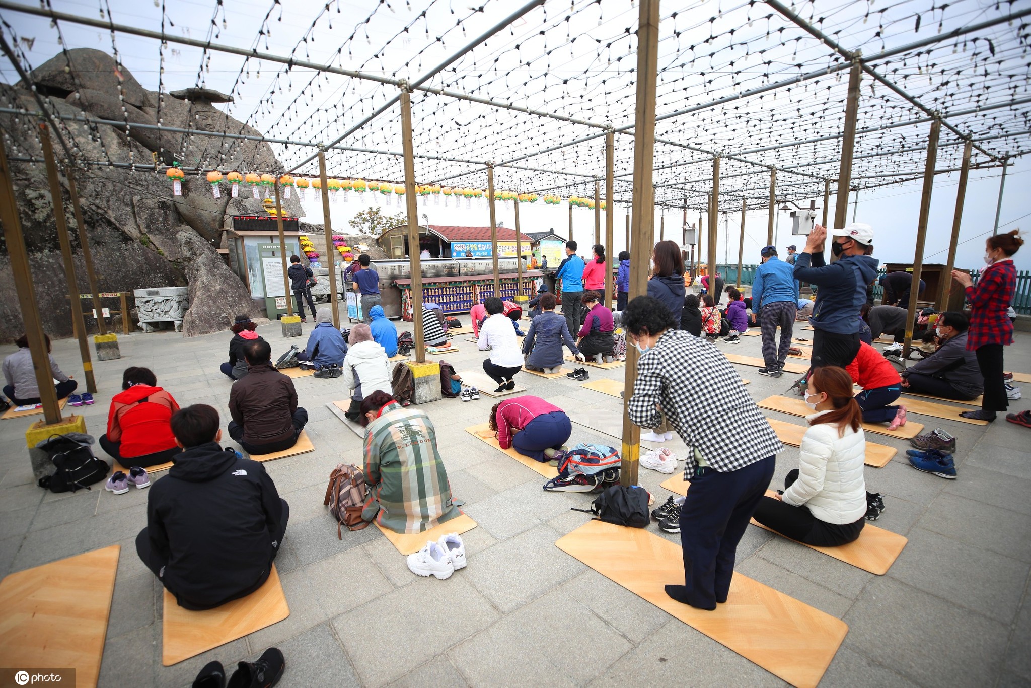 IC photo|韩国高考倒计时50天&#xA0;家长跪地拜佛为子女祈祷