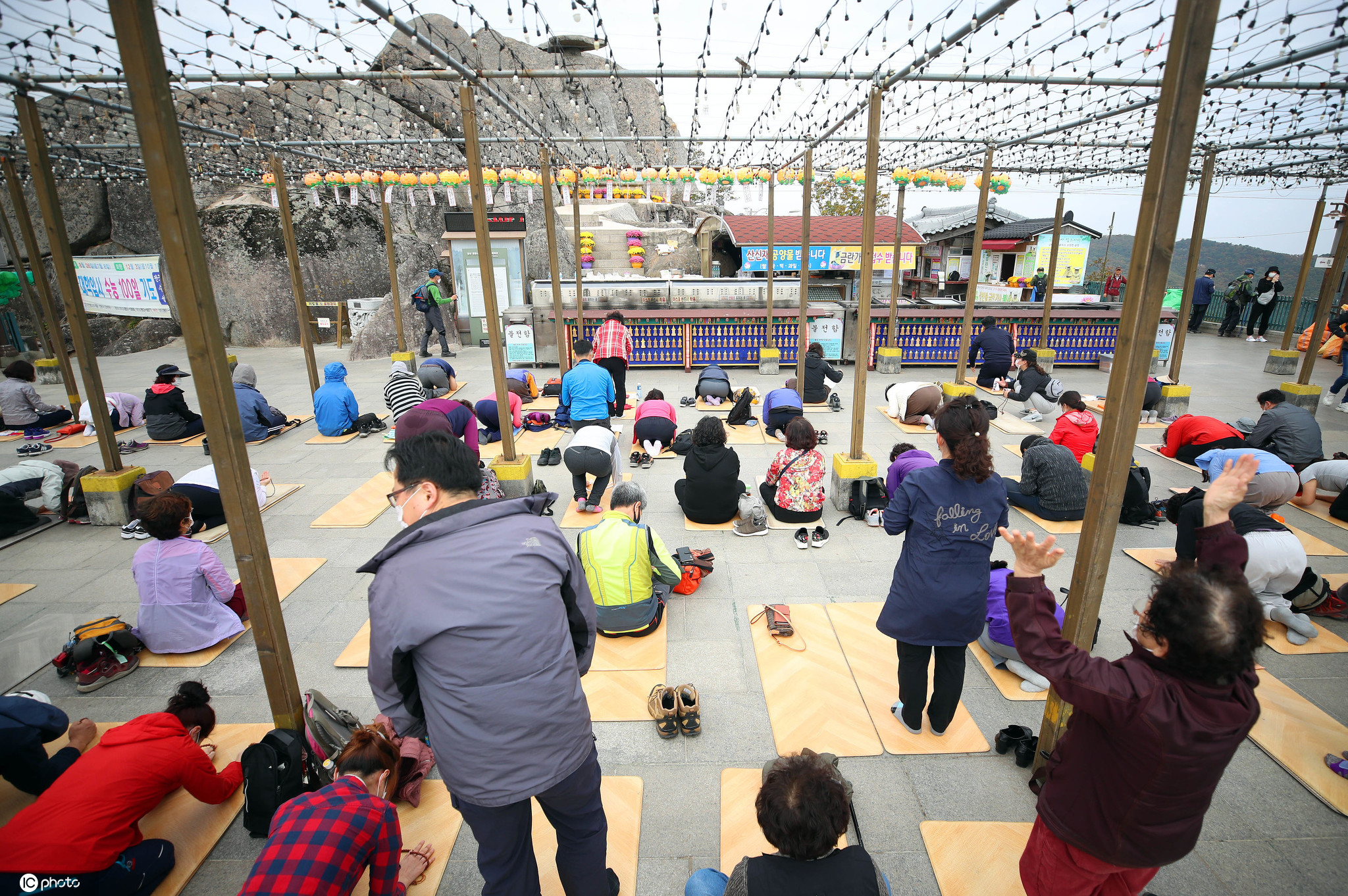 IC photo|韩国高考倒计时50天&#xA0;家长跪地拜佛为子女祈祷