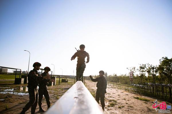 中国网|武警特战训练硬核来袭 锤炼官兵打赢制胜能力[组图]