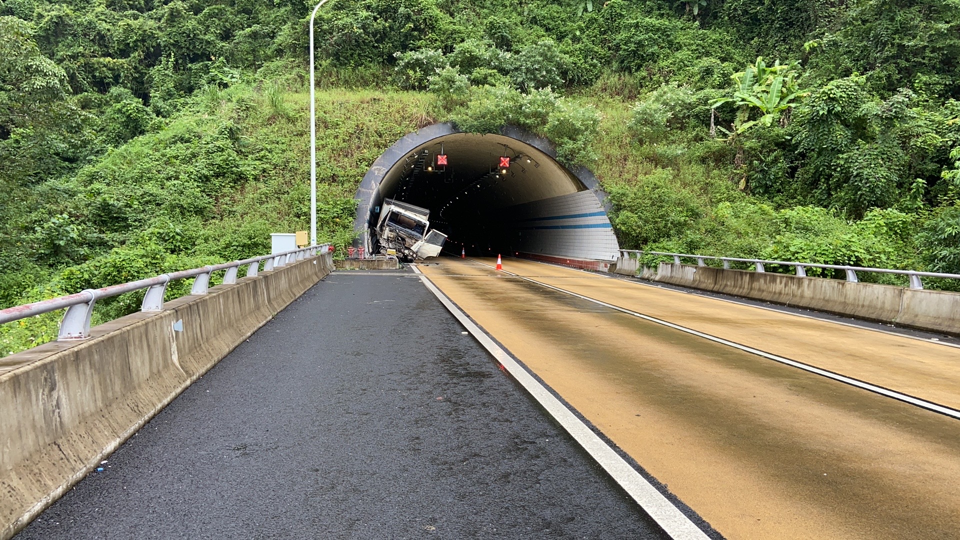 澎湃新闻|载3吨乳化炸药车辆失控撞上隧道路肩，海南五指山市成功处置