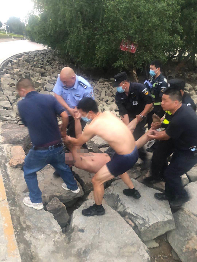 澎湃新闻|暖闻｜深圳一男子因感情挫折跳海轻生，两协警下海施救