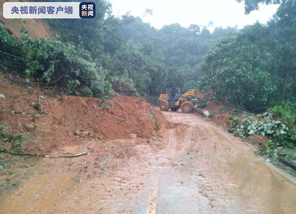 央视新闻客户端|海南发布地质灾害气象风险三级预警 省道长英线出现一处塌方