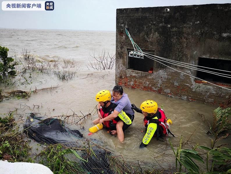 央视新闻客户端|海南万宁：强降雨致多处内涝 消防转移群众400余人