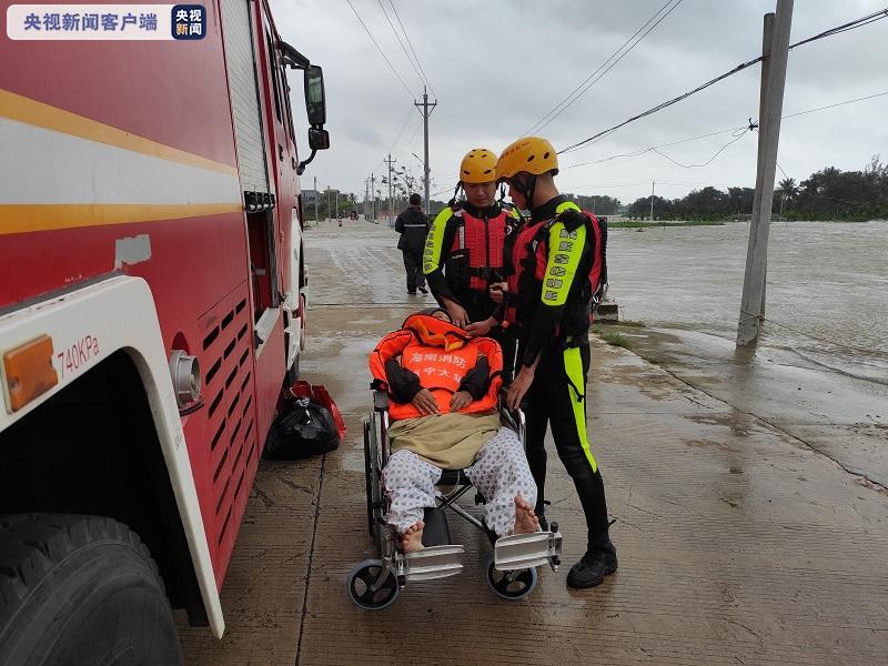 央视新闻客户端|海南万宁：强降雨致多处内涝 消防转移群众400余人