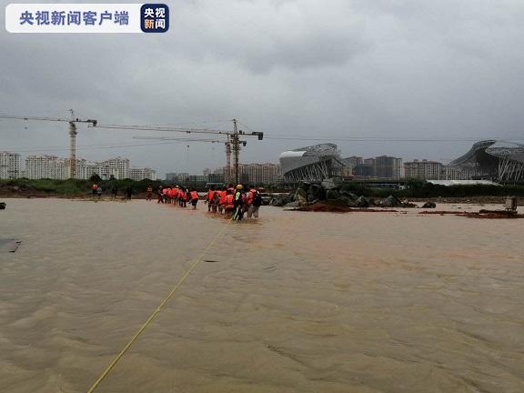 央视新闻客户端|海南万宁：强降雨致多处内涝 消防转移群众400余人