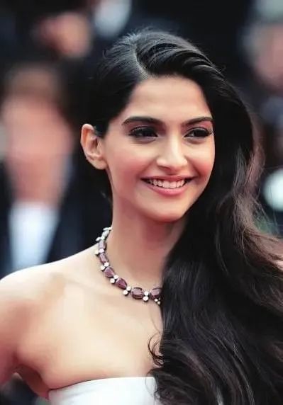 她所在的卡普尔家族出了很多宝莱坞巨星,像卡瑞诗玛·卡普尔(下一图)