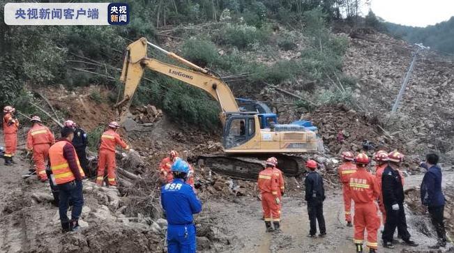 央视新闻客户端|连日降雨致四川宣汉发生大面积山体滑坡5人被埋，已救出4人均无生命体征