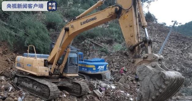 央视新闻客户端|连日降雨致四川宣汉发生大面积山体滑坡5人被埋，已救出4人均无生命体征