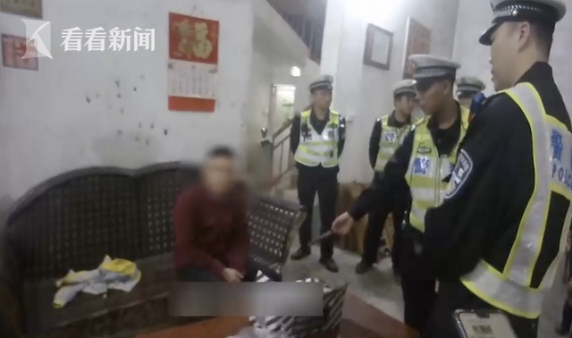 看看新闻KNEWS|酒驾男为躲交警逃进别人家 还裸身钻进了被窝