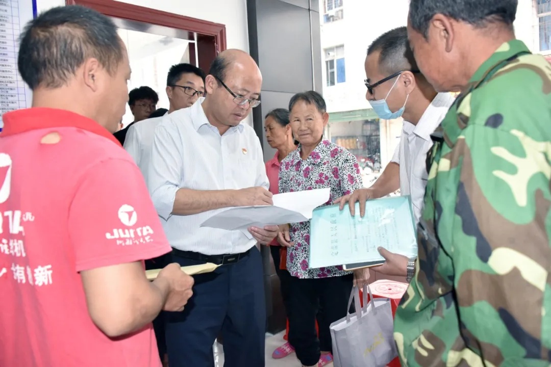 人民日报客户端江西频道|纵有千千结 ，均化绕指柔 ——赖正文深入各镇、城市社区公开接访