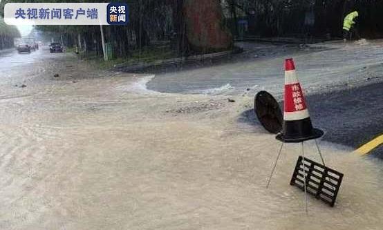 央视新闻客户端|海南多地暴雨 三亚多处路段积水严重 部分景区关闭！