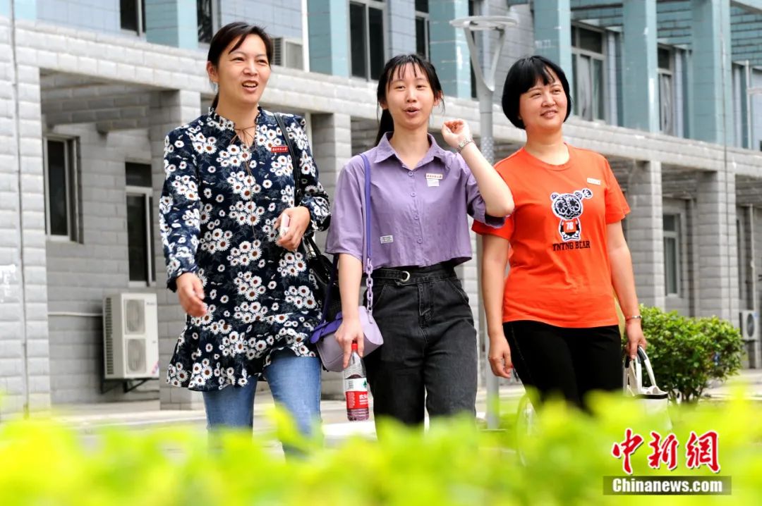 中新社微信公众号|重返青春！48岁的她，跨越千里再读大学(组图)