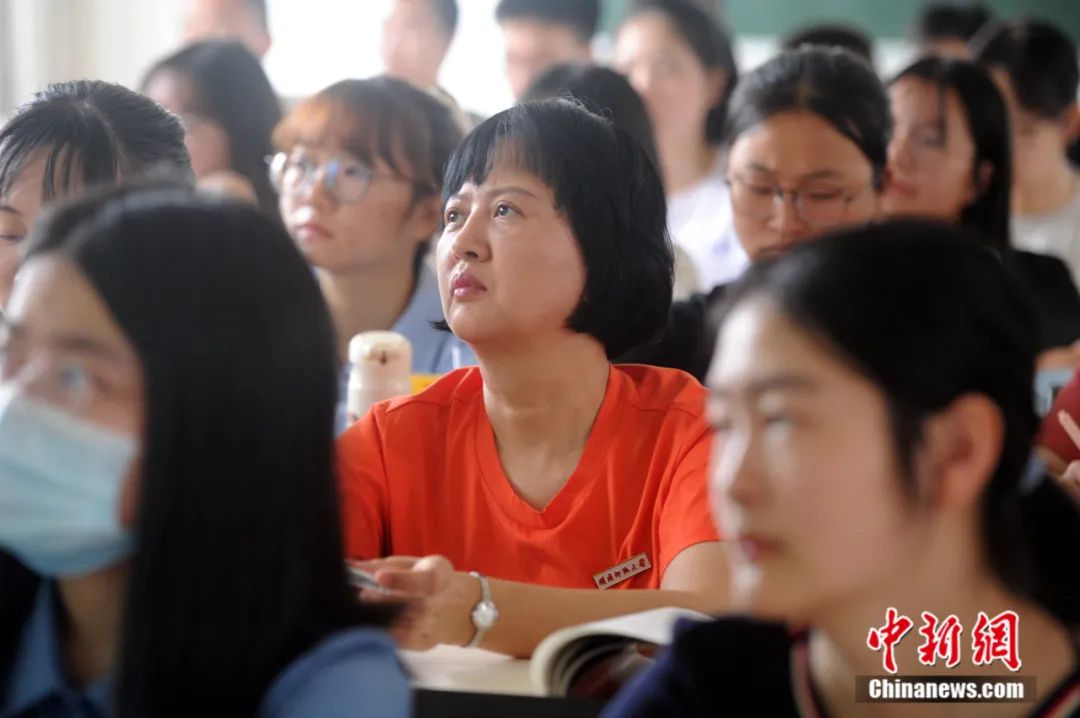 中新社微信公众号|重返青春！48岁的她，跨越千里再读大学(组图)