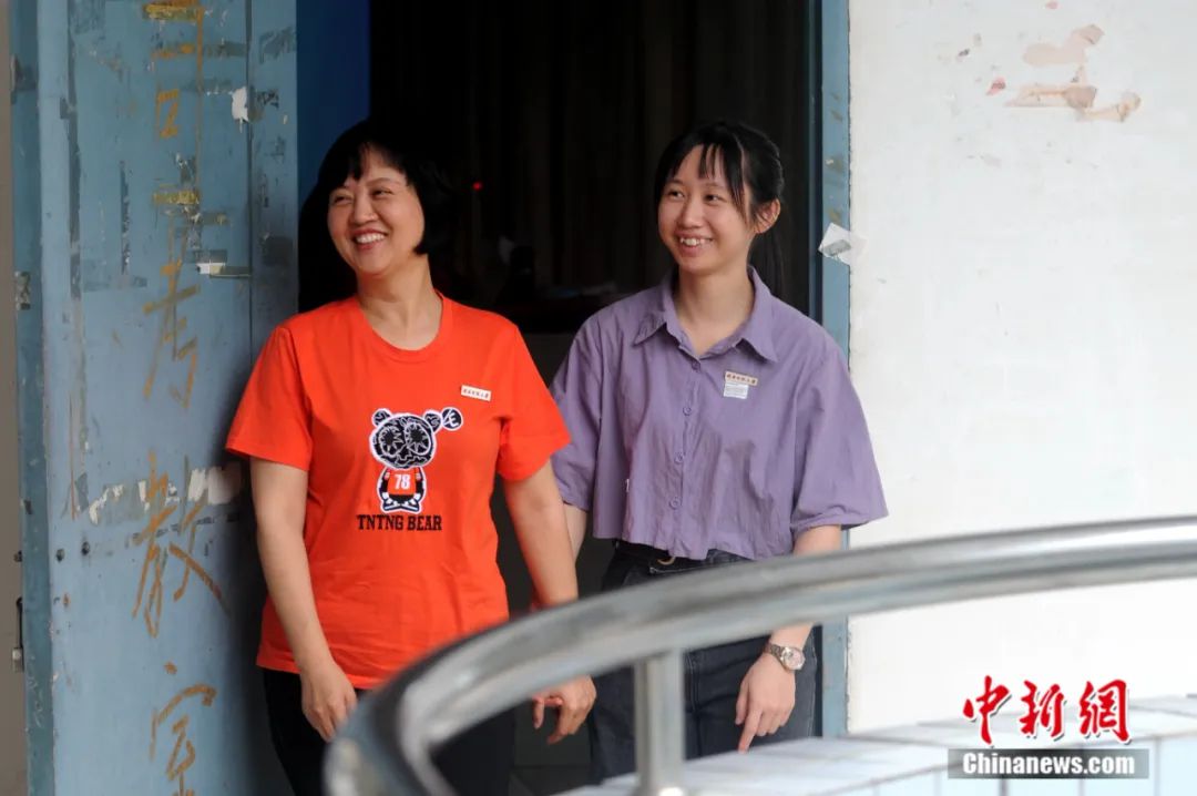 中新社微信公众号|重返青春！48岁的她，跨越千里再读大学(组图)