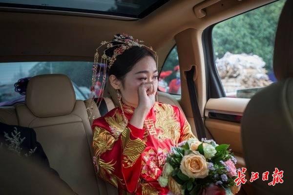 10月18日上午，龙飘坐上婚车，告别父母。记者胡冬冬 摄