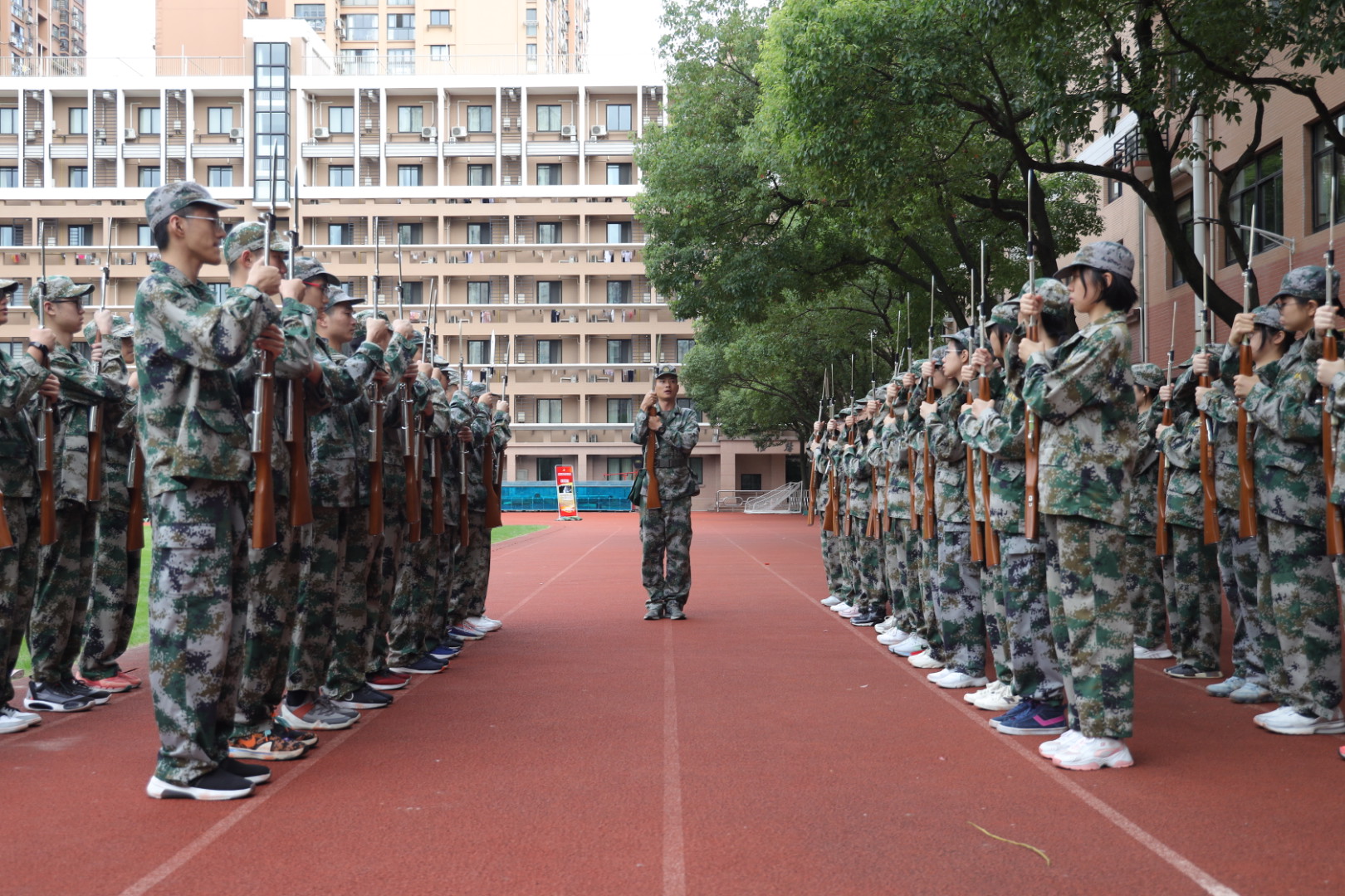 上海市五爱中学校服图片