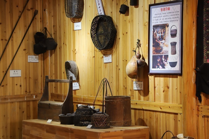 荣地村乡愁馆内陈设的历史文物。李菲菲摄.JPG
