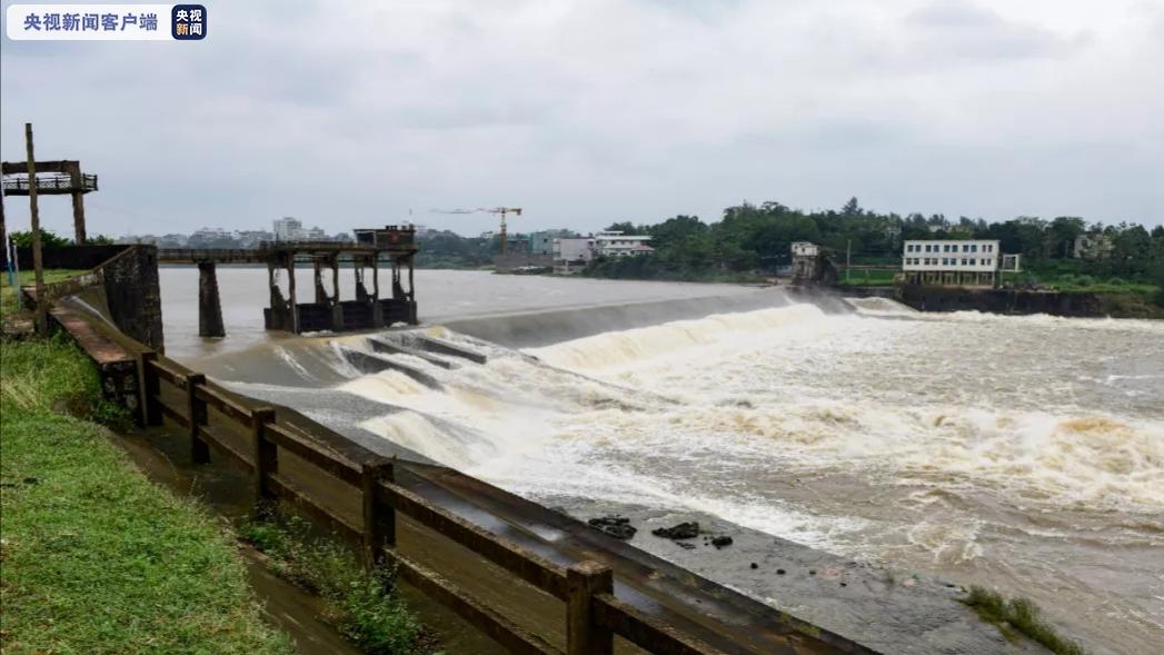 央视新闻客户端|防御强降雨 海口15宗水库泄洪约88.5万立方米