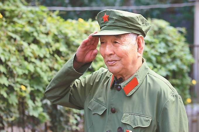 米玉岗接受采访时敬军礼