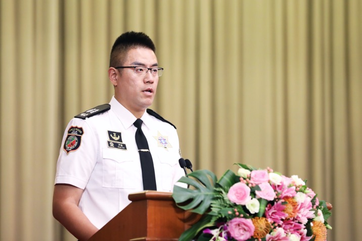 严洪在上海火车站服务34天,总共接待约16万旅客,协助站区工作人员转运