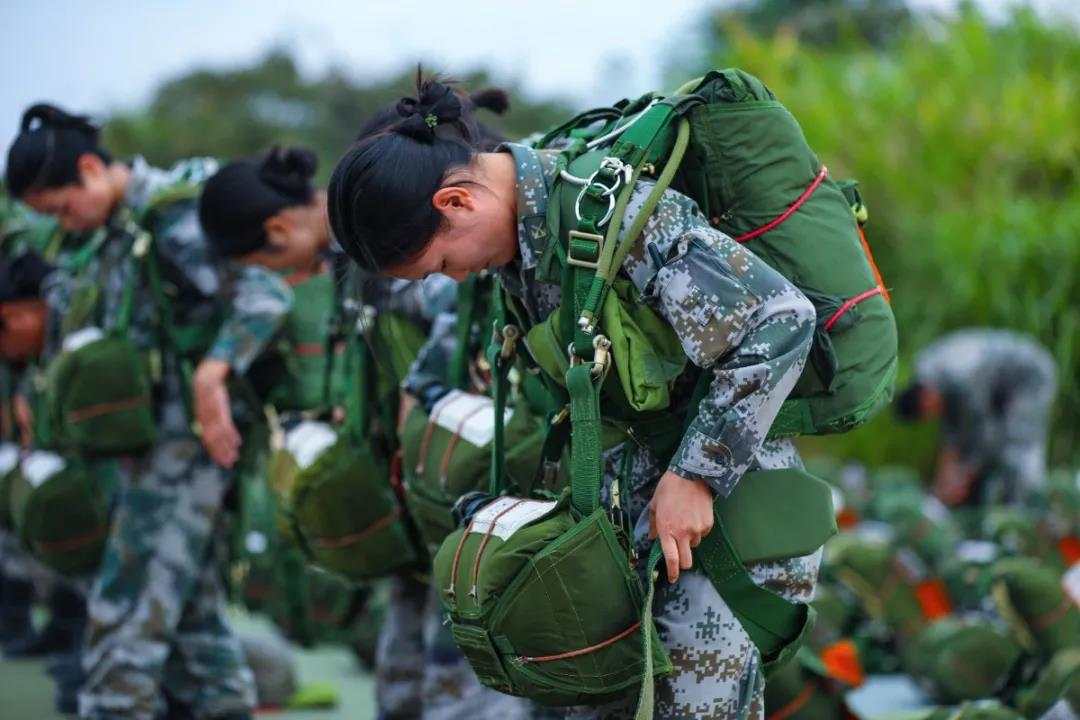 女人负重前行的图片图片