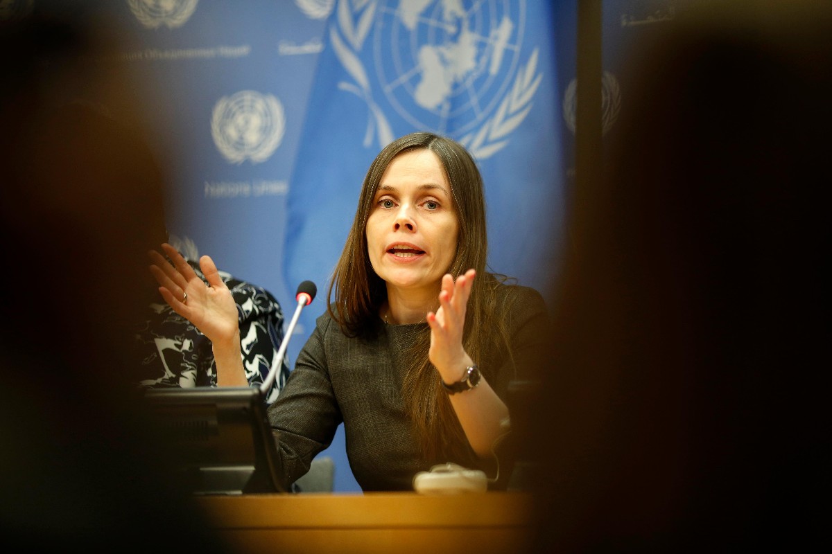 冰岛总理接受采访遇地震