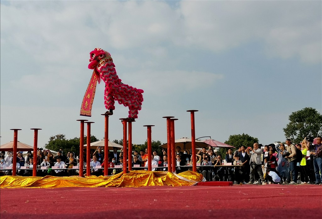 高校組舞龍自選,社會組舞龍自選,南獅傳統和舞龍傳統5個組別的角逐