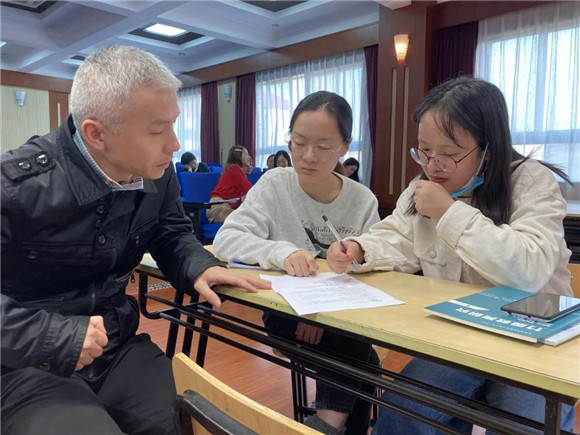 [浦东]竹园小学:从理论学习中起步 在日常教学中反思-记学校沪东校区"