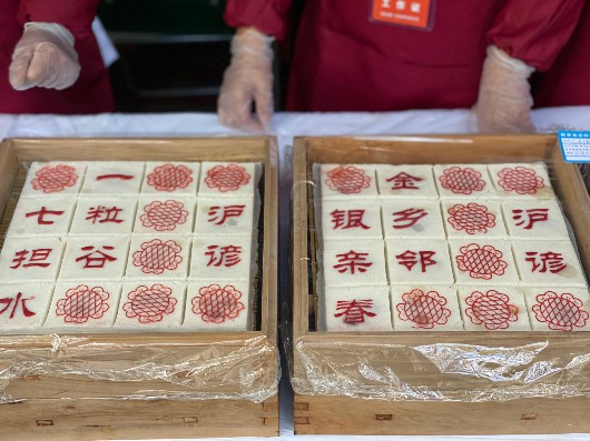 澎湃新闻|上海“颛桥糕会”开幕，颛桥桶蒸糕摊前排起了近百米长队