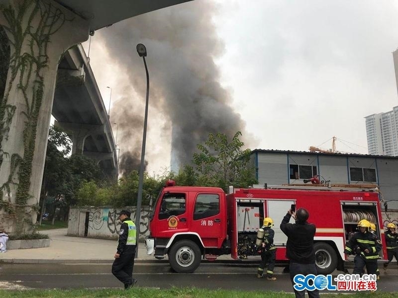 四川在线|成都一建筑工地突发火情，现场浓烟滚滚，暂无人员伤亡报告