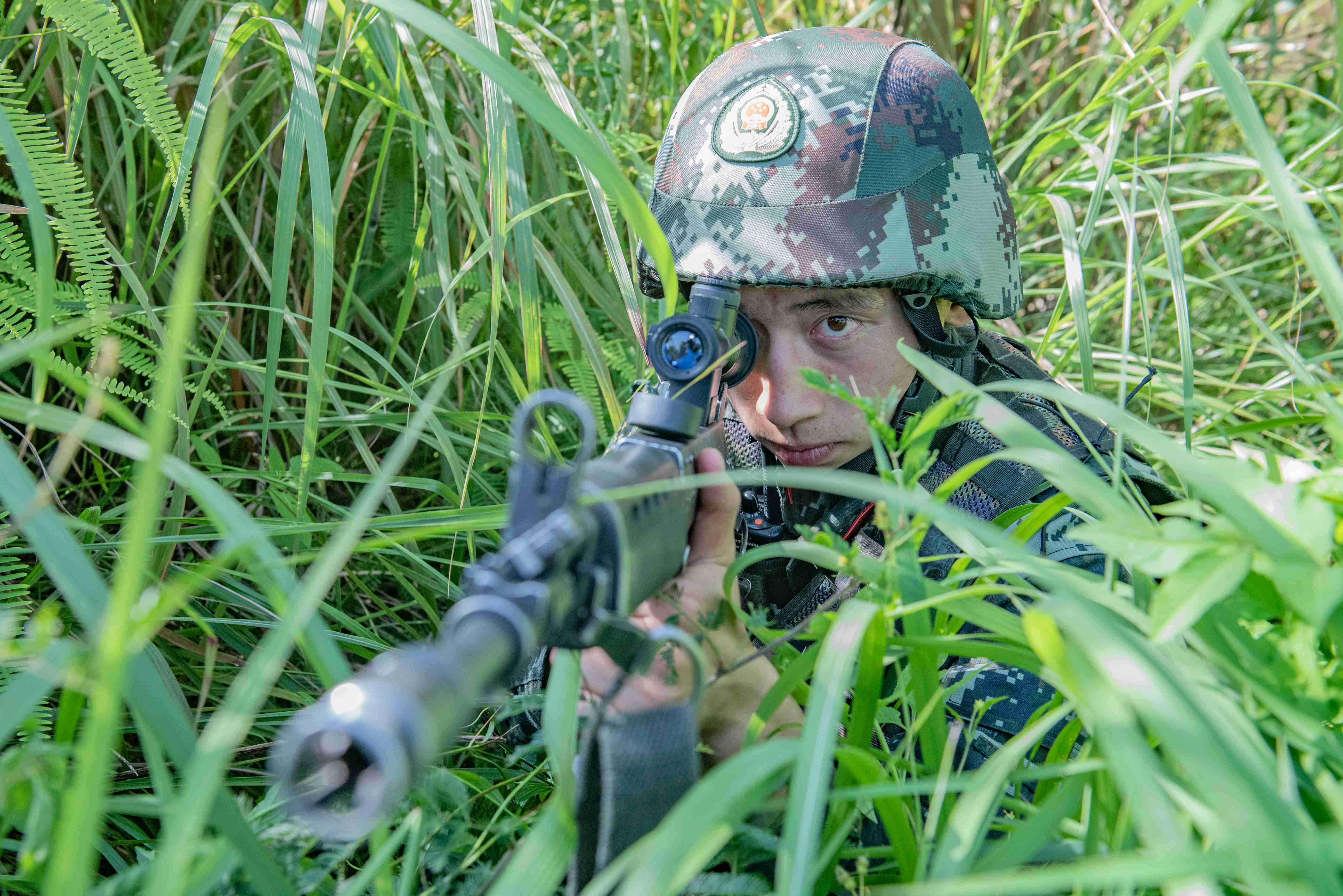 "指挥员见状迅速下达战斗指令 2020年10月24日,武警官兵快