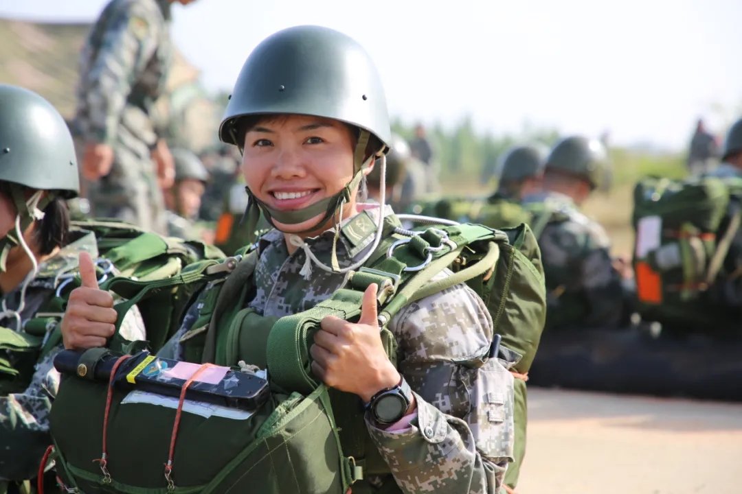 这位女特种兵百里挑一