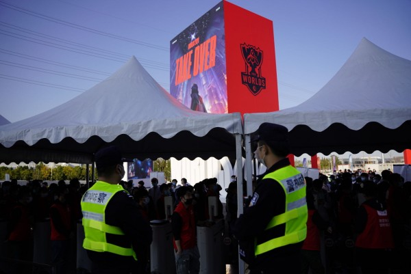 新民晚报|S10即将开赛，记者现场直击赛场防疫、安保，每个人入场要过三道关