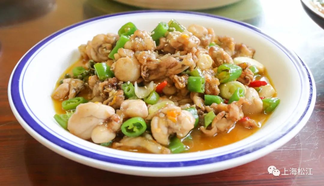 不会做菜,没开过店,他却让这个小镇饭馆火了20年