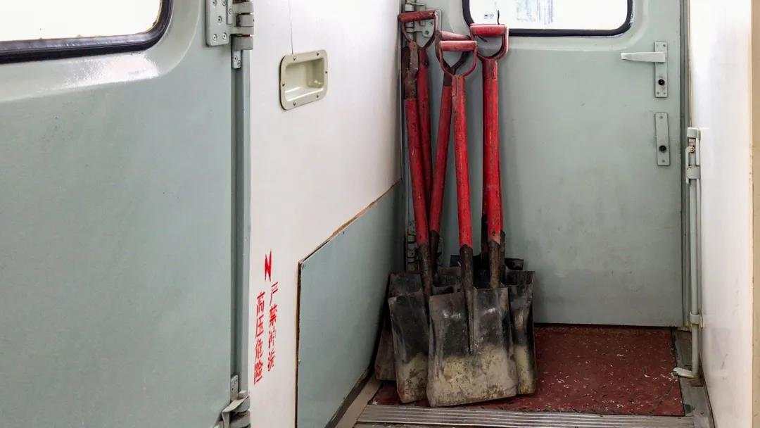 中国铁路微信公号|这趟列车上, 为何藏着一把把铁锹?