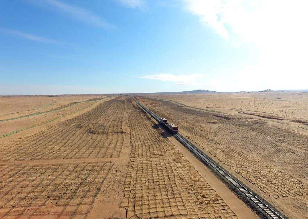 中国铁路微信公号|这趟列车上, 为何藏着一把把铁锹?