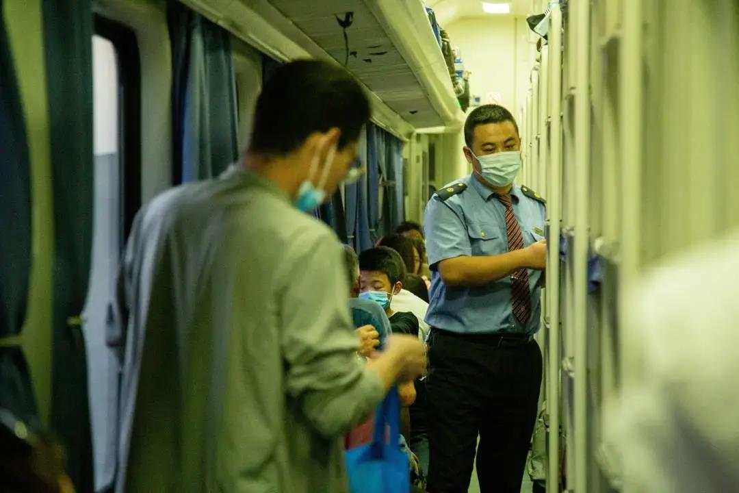 中国铁路微信公号|这趟列车上, 为何藏着一把把铁锹?