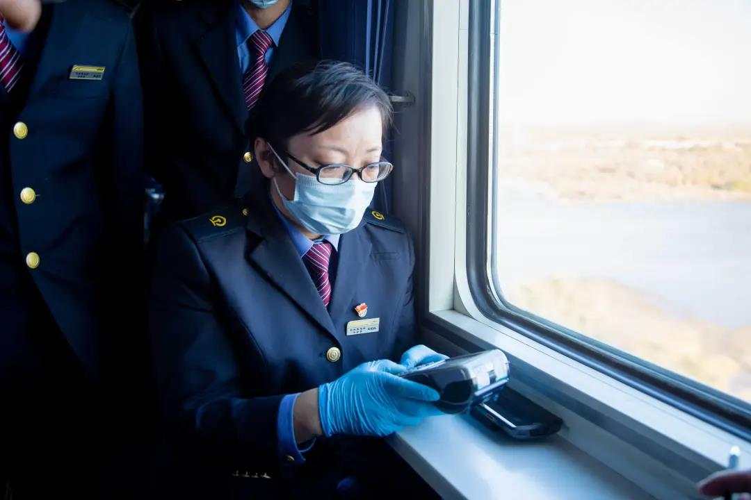 中国铁路微信公号|这趟列车上, 为何藏着一把把铁锹?