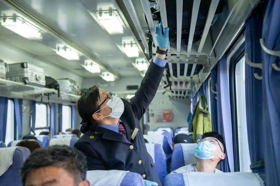 中国铁路微信公号|这趟列车上, 为何藏着一把把铁锹?