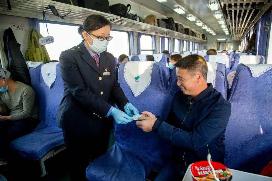 中国铁路微信公号|这趟列车上, 为何藏着一把把铁锹?