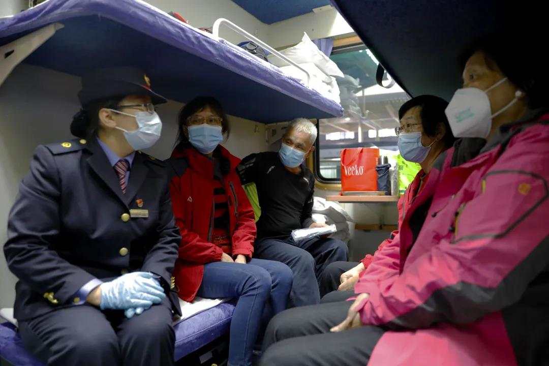 中国铁路微信公号|这趟列车上, 为何藏着一把把铁锹?