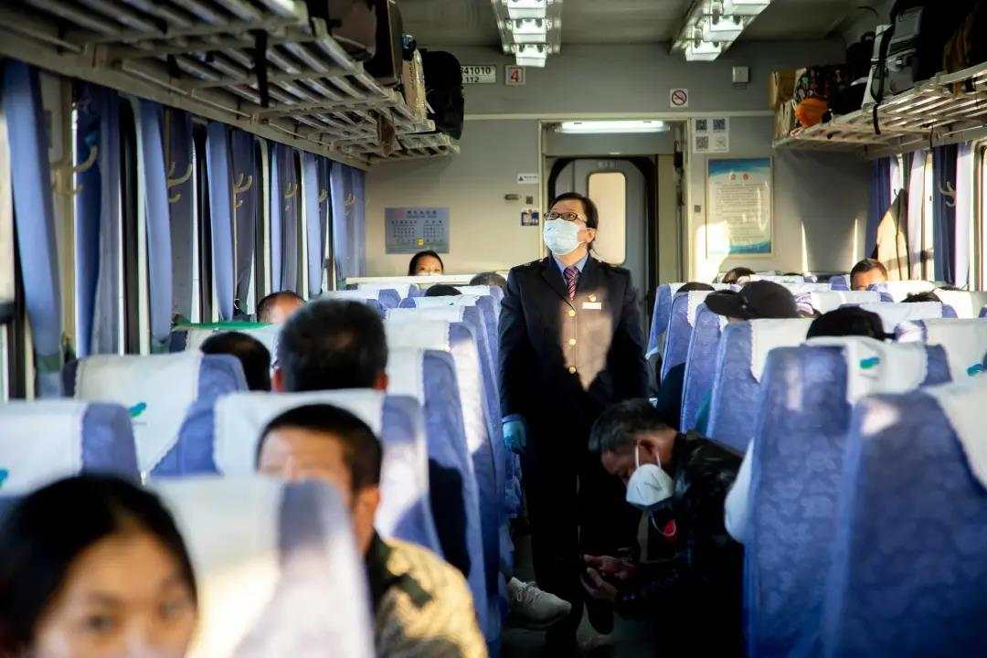 中国铁路微信公号|这趟列车上, 为何藏着一把把铁锹?