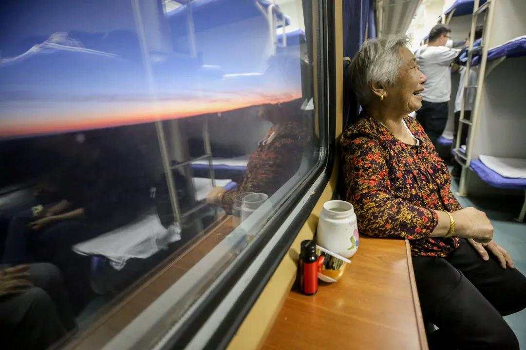 中国铁路微信公号|这趟列车上, 为何藏着一把把铁锹?