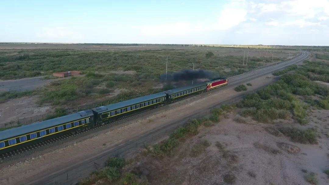 中国铁路微信公号|这趟列车上, 为何藏着一把把铁锹?