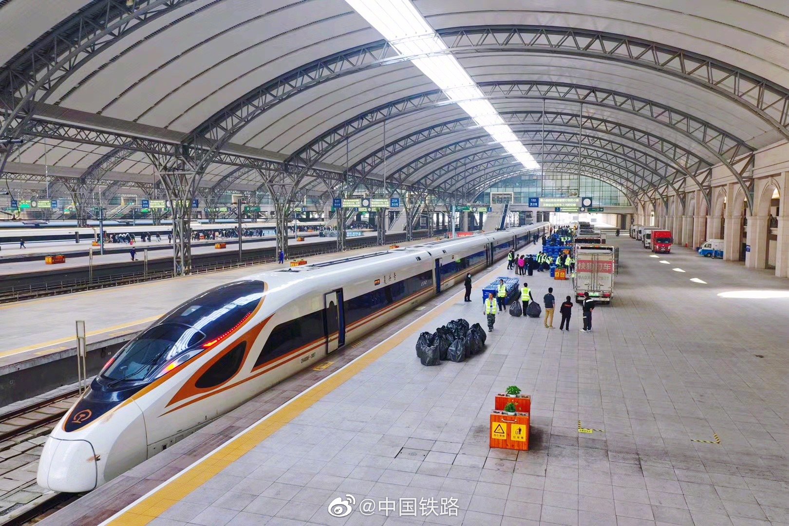 中国铁路微博|你的双十一包裹正由“复兴号”派送中