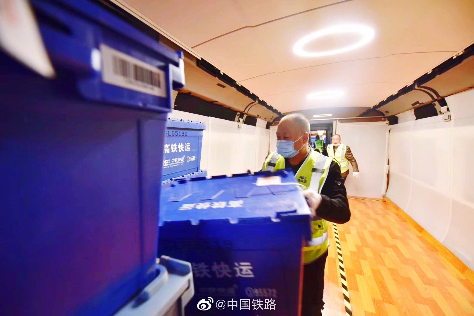 中国铁路微博|你的双十一包裹正由“复兴号”派送中